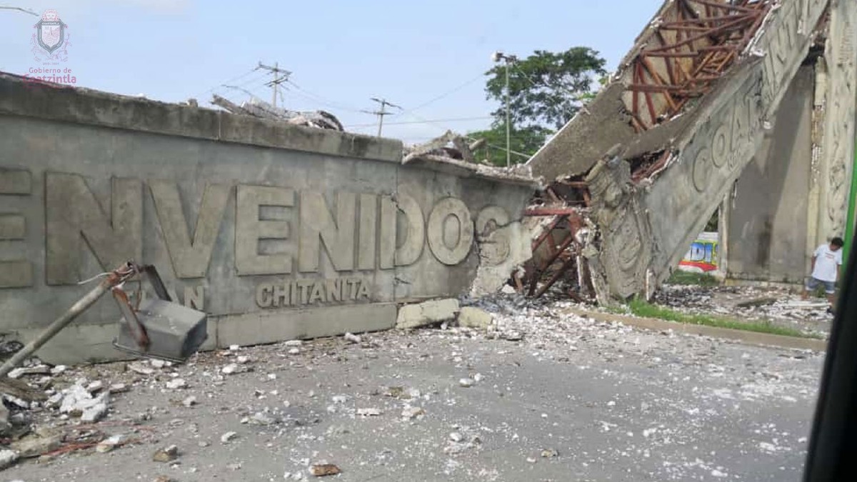 Coatzintla, Veracruz: captan momento en que arco de bienvenida se cae