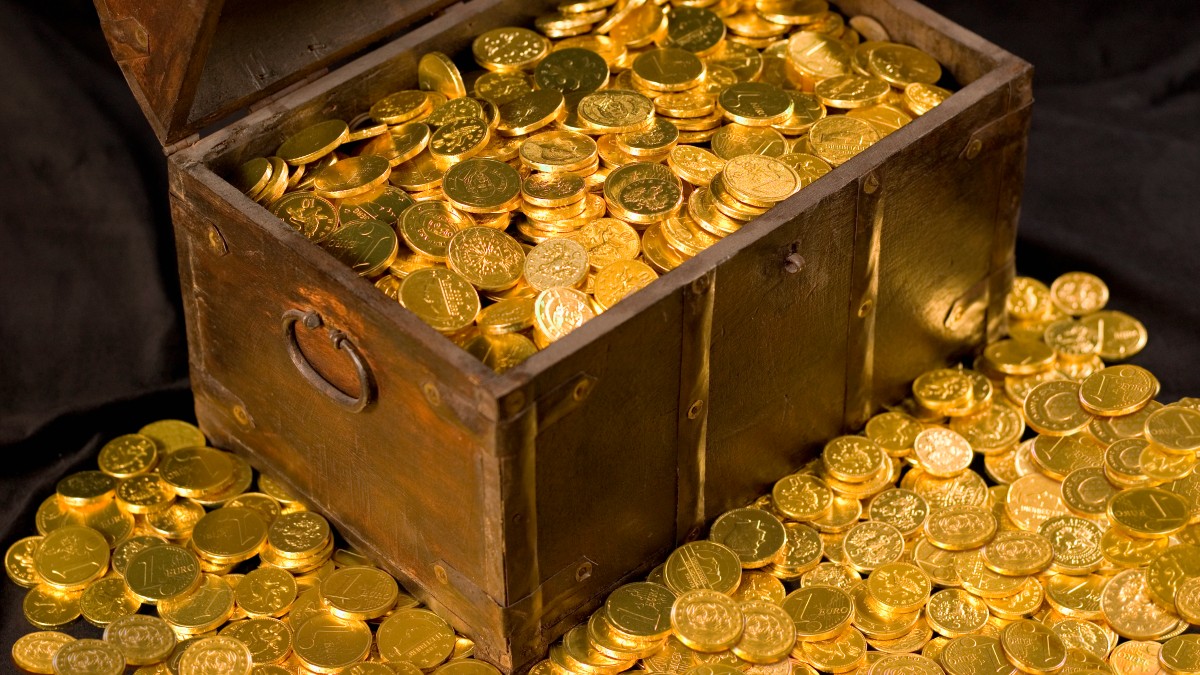 Un video que se hizo viral en TikTok, captó a unos albañiles descubriendo un tesoro lleno de monedas y billetes de diversas denominaciones.