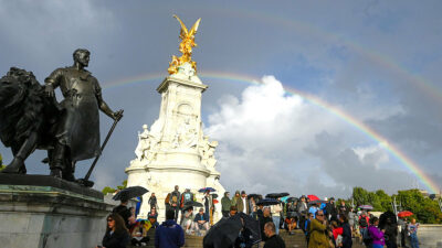Un doble arcoíris apareció en Londres, después de que médicos habían expresado su "preocupación" respecto a la salud de Isabel II.