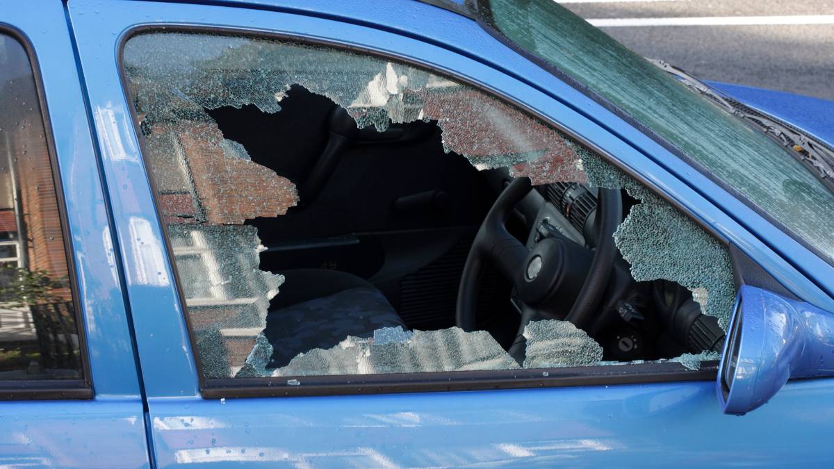 ¿Qué le pasó? Mujer destruye, con palo de madera, al menos 25 autos en colonia de San Luis Potosí; ve video