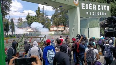 Los normalistas y policías protagonizaron un enfrentamiento, en el octavo aniversario de los hechos de Ayotzinapa.