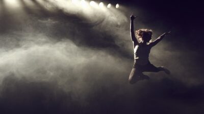 En Colima, bailarina acróbata cae en pleno show; ve video