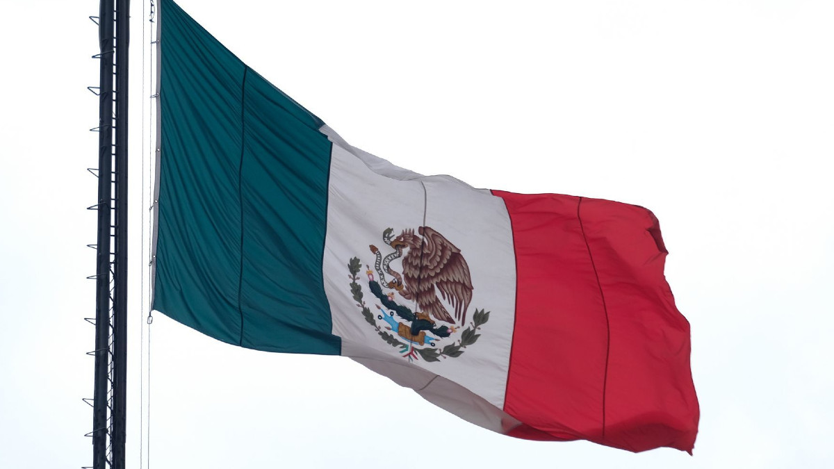 ¿Cuál es la sanción por modificar los colores de la Bandera de México?