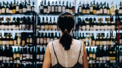 15 de septiembre: ve cómo identificar botellas de alcohol adulterado