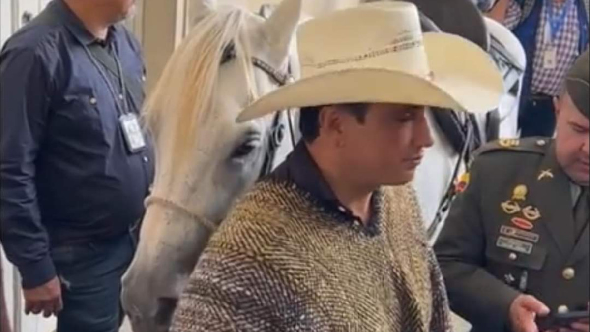 Senador ingresa con caballo a Congreso en Colombia; “Es mi mascota”, declara