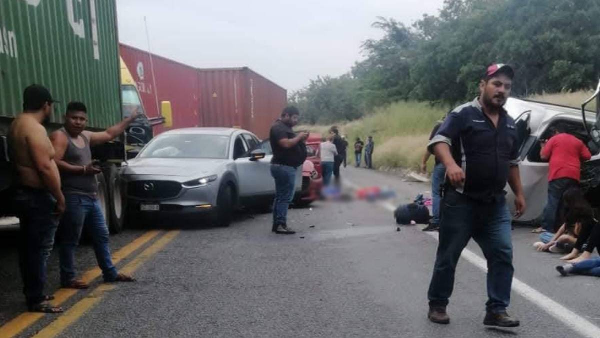 IMÁGENES FUERTES: Carambola en Michoacán deja 7 muertos y 9 lesionados; autoridades continúan en la zona