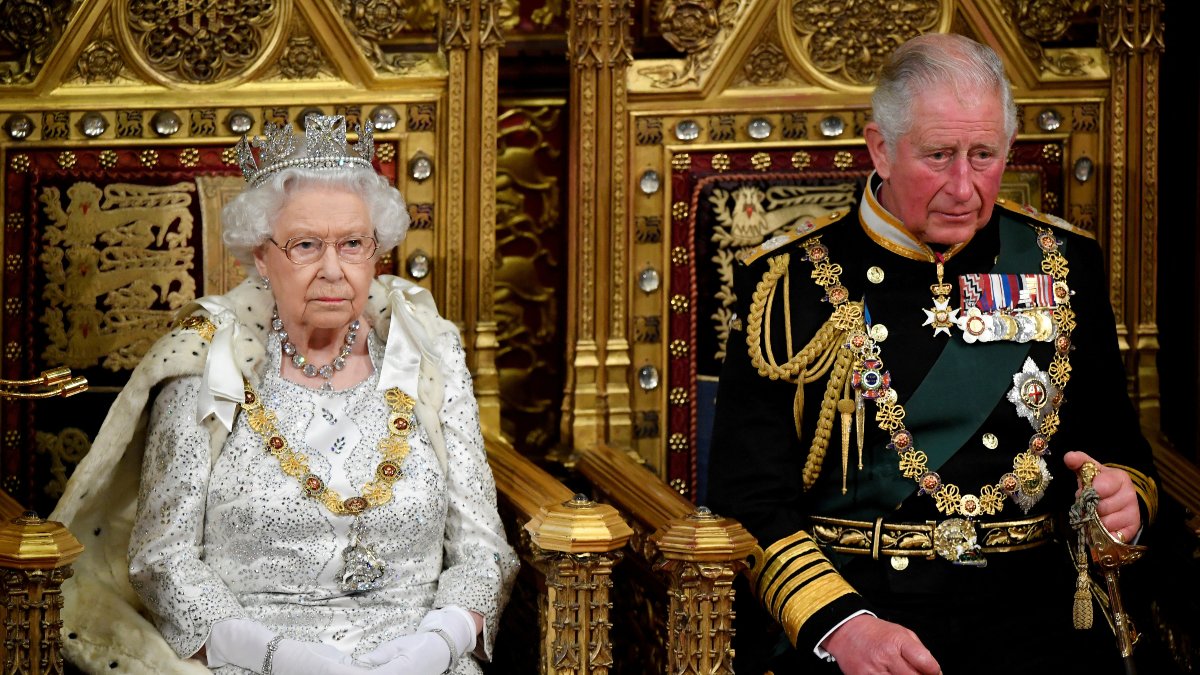 Tras la muerte de la reina Isabel II, su hijo mayor se convirtió automáticamente en rey de Reino Unido y eligió el nombre de Carlos III.