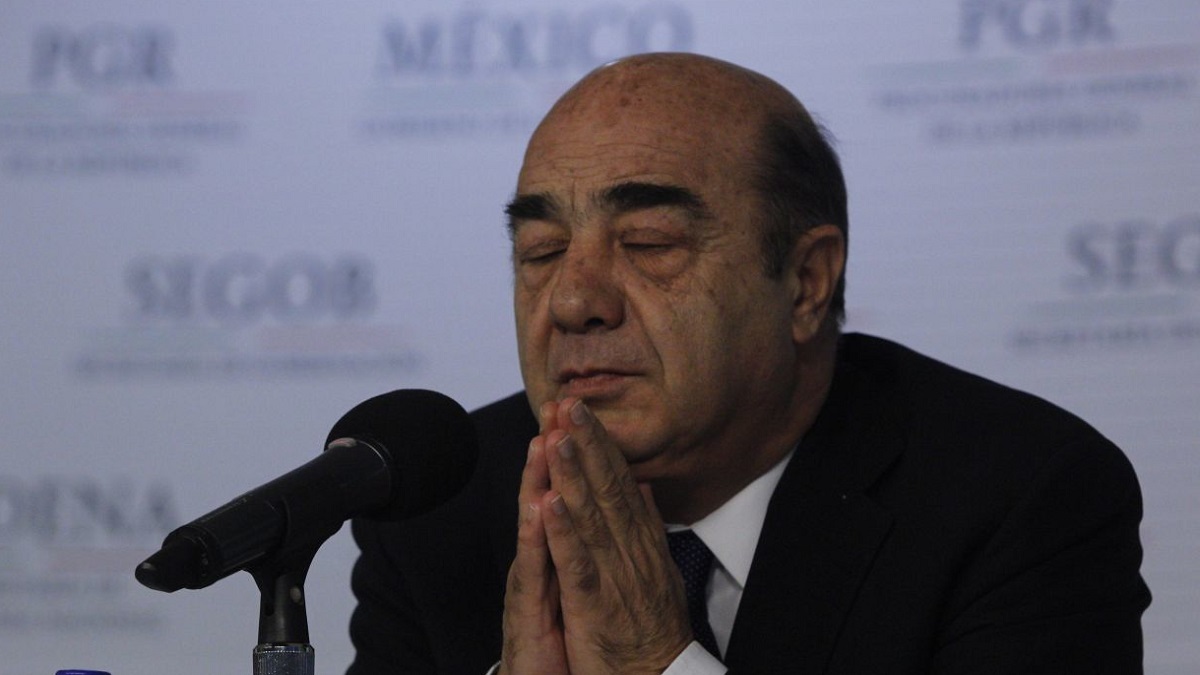 Defensa de Murillo Karam presenta amparos por caso Ayotzinapa