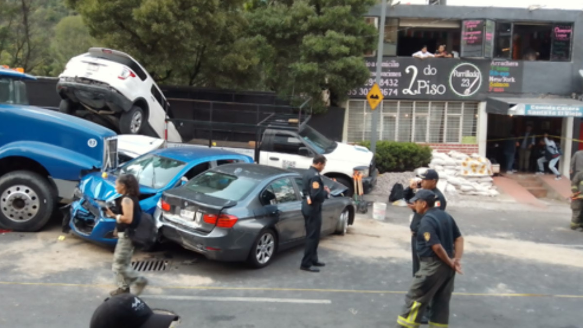 El conductor de un grúa perdió el control sobre una calle con pendiente e impactó a los vehículos particulares en la México-Toluca.