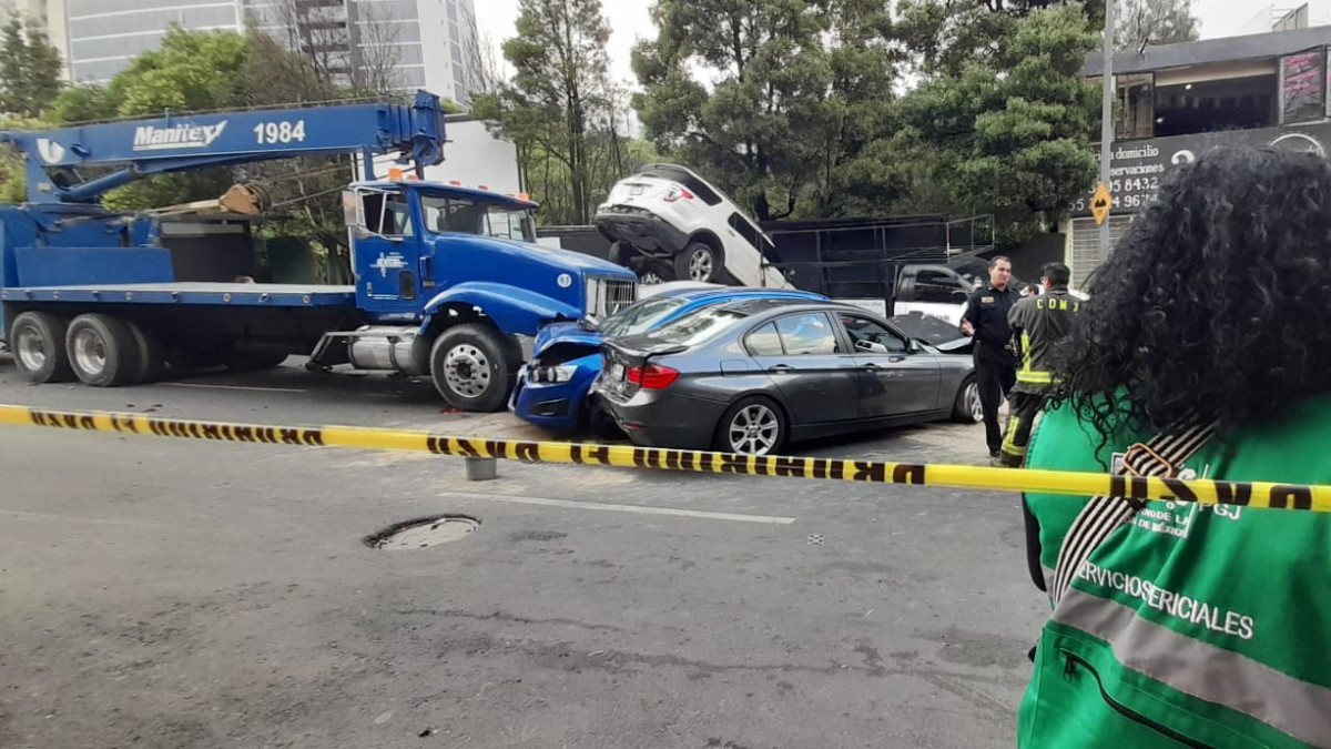 La Fiscalía de la CDMX inició investigaciones por el coche ocurrido en la carretera México-Toluca, a la altura de Patio Santa Fe.