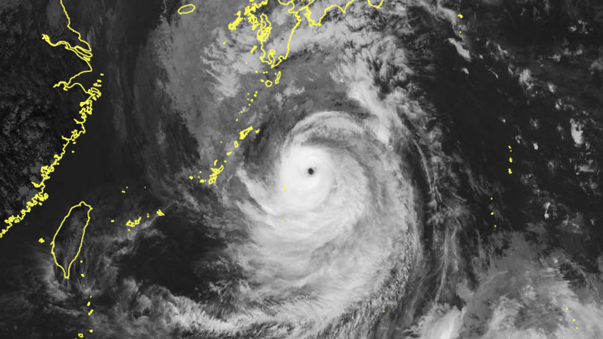 Badan Meteorologi Jepang telah memperingatkan dua juta orang tentang kedatangan topan super Nanmadol di Kagoshima, Kyushu.