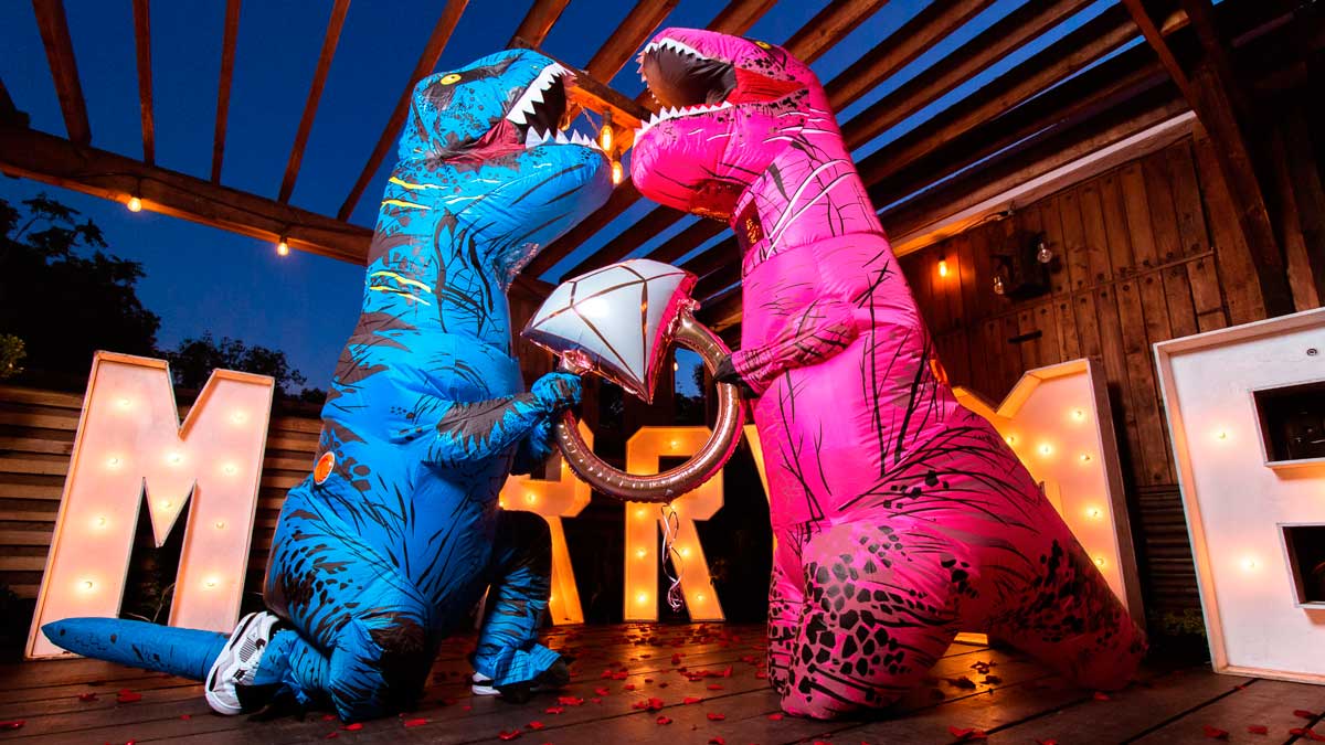 ¡Si así pidió su mano, imagínate la boda! Se disfrazan como pareja de dinosaurios en Coahuila y se viralizan