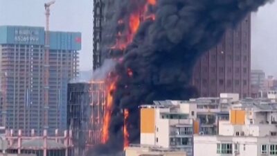 Incendio arrasa un rascacielos en China