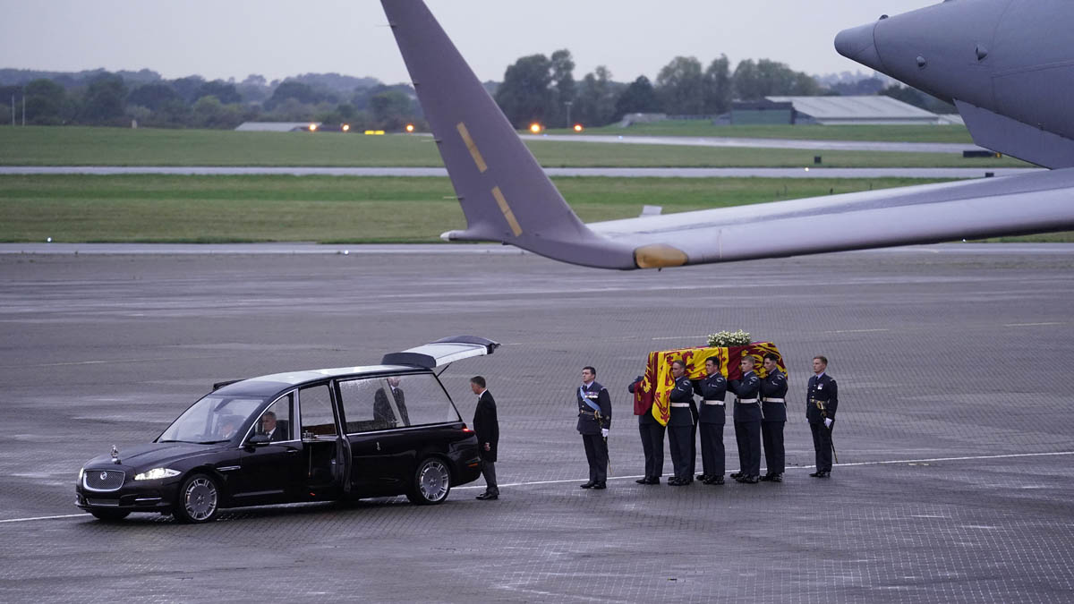 Inician 6 días de homenajes populares: restos de la reina Isabel II llega a Londres para el último adiós
