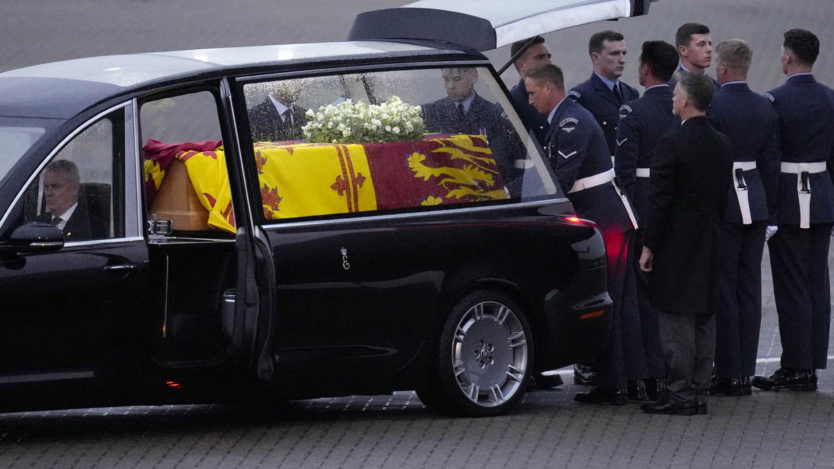 Reina Isabel II: féretro llega a Londres para el último adiós