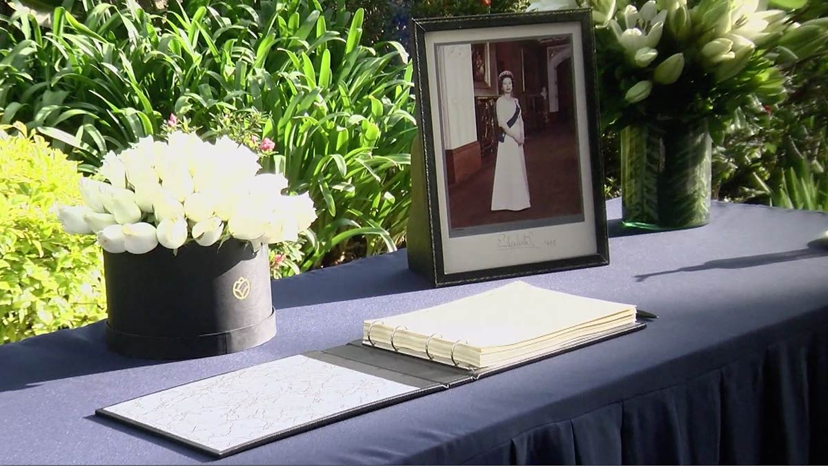 Residencia británica abre libro de condolencias a la reina Isabel II en CDMX