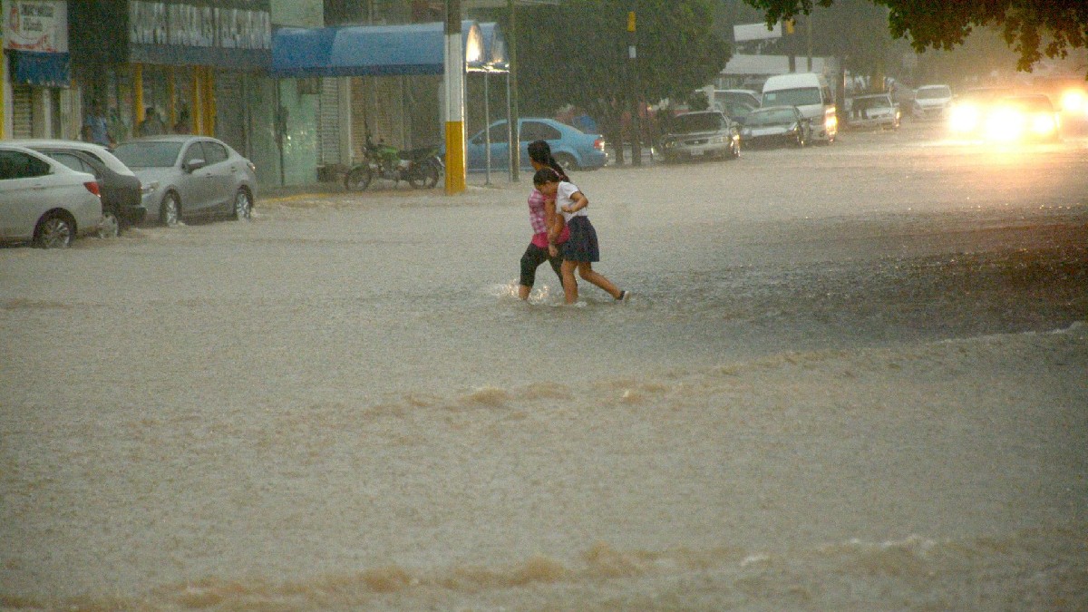 Lluvias intensas en Nuevo León causan suspensión de clases en turno matutino