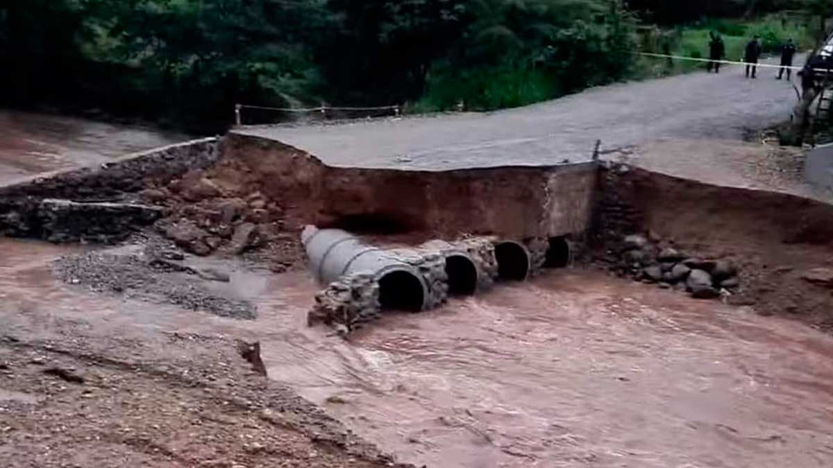 Lluvias en Chiapas incomunican a Venustiano Carranza; puente colapsa