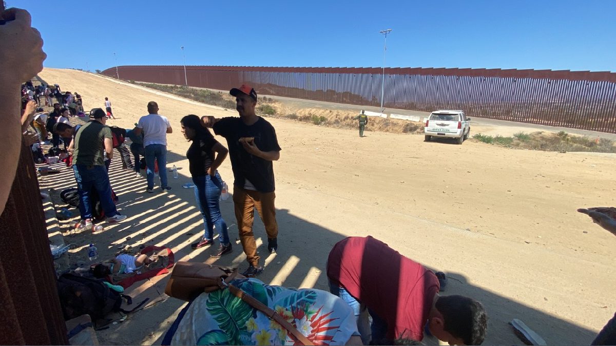 Más de 50 migrantes cruzan el muro entre Tijuana y San Diego; Patrulla Fronteriza los hace esperar en el cerco