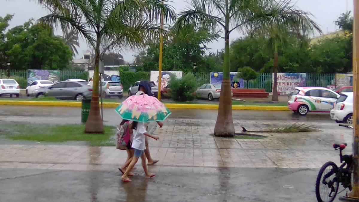 Por lluvia y protestas, suspenden clases en costa de Michoacán