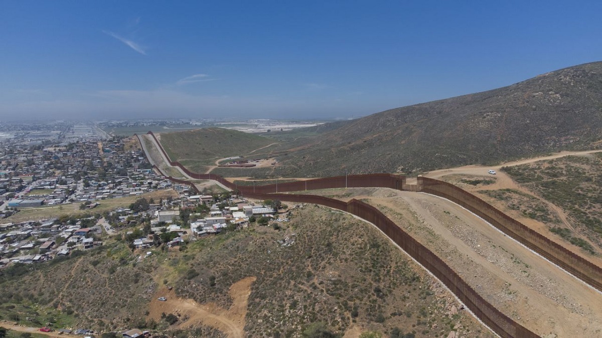 Imigrasi AS-Meksiko: Video Puluhan Migran Melintasi Perbatasan ke AS