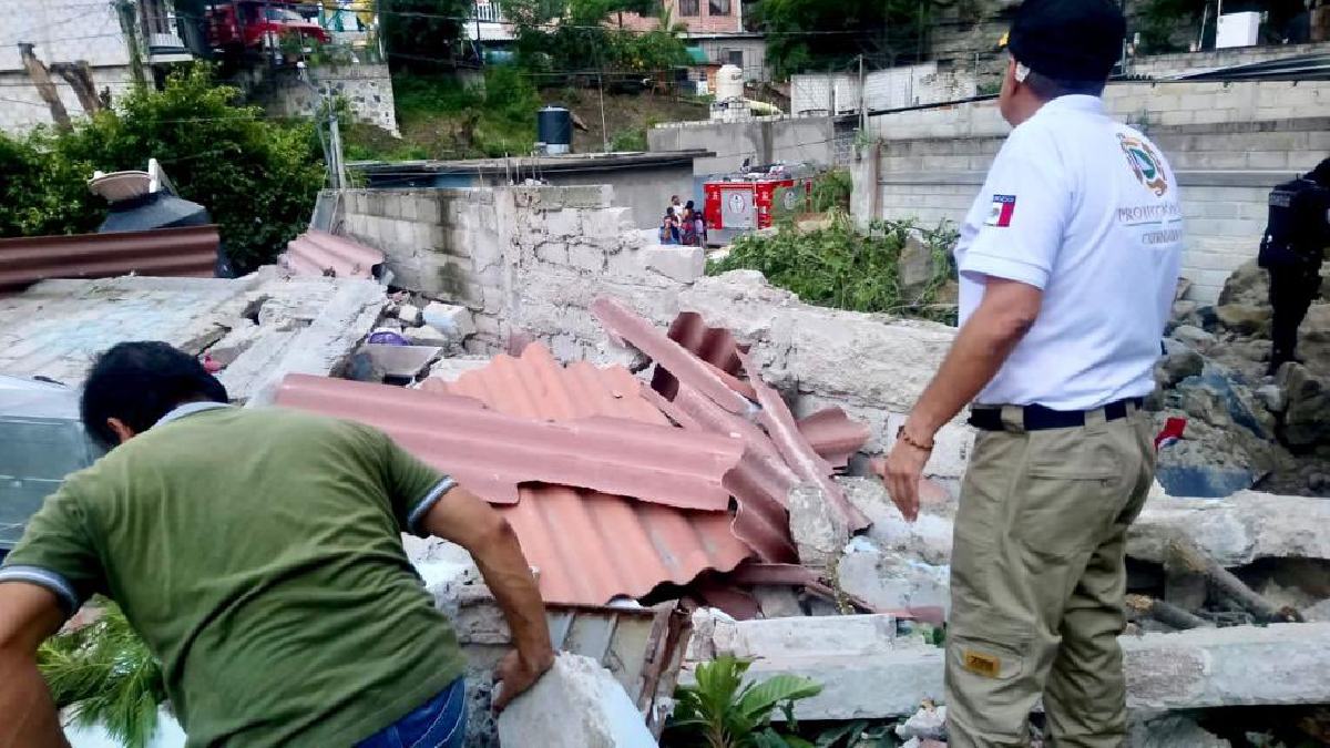 ¡Sobre 2 casas! Derrumbe en Cuernavaca, Morelos, deja varias personas atrapadas