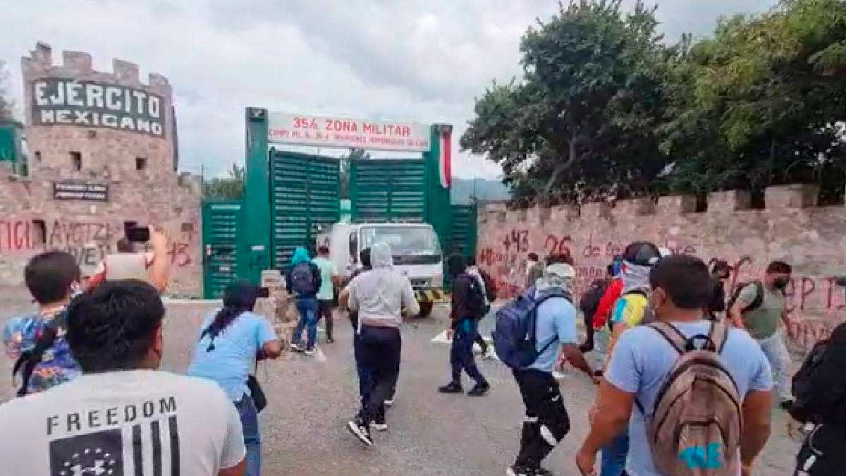 En zona militar de Chilpancingo, normalistas y padres de los 43 causan destrozos