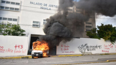 Bomberos de la Secretaría de Protección Civil de Guerrero arribaron al palacio de justicia de Iguala para sofocar el fuego.