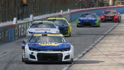 Piloto de NASCAR agrede a competidor tras choque en clasificatoria