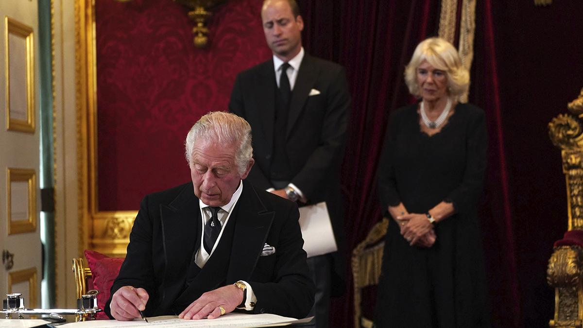 Con ojos furiosos: polémico gesto del rey Carlos III se vuelve viral