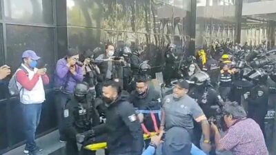 Enfrentamiento entre policías y normalistas en FGR durante protesta en CDMX por caso Ayotzinapa
