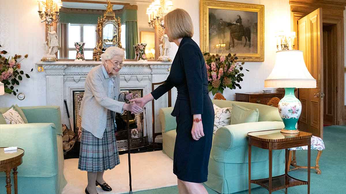 “Frágil pero sonriente”: Ésta fue la última foto pública de la reina Isabel II