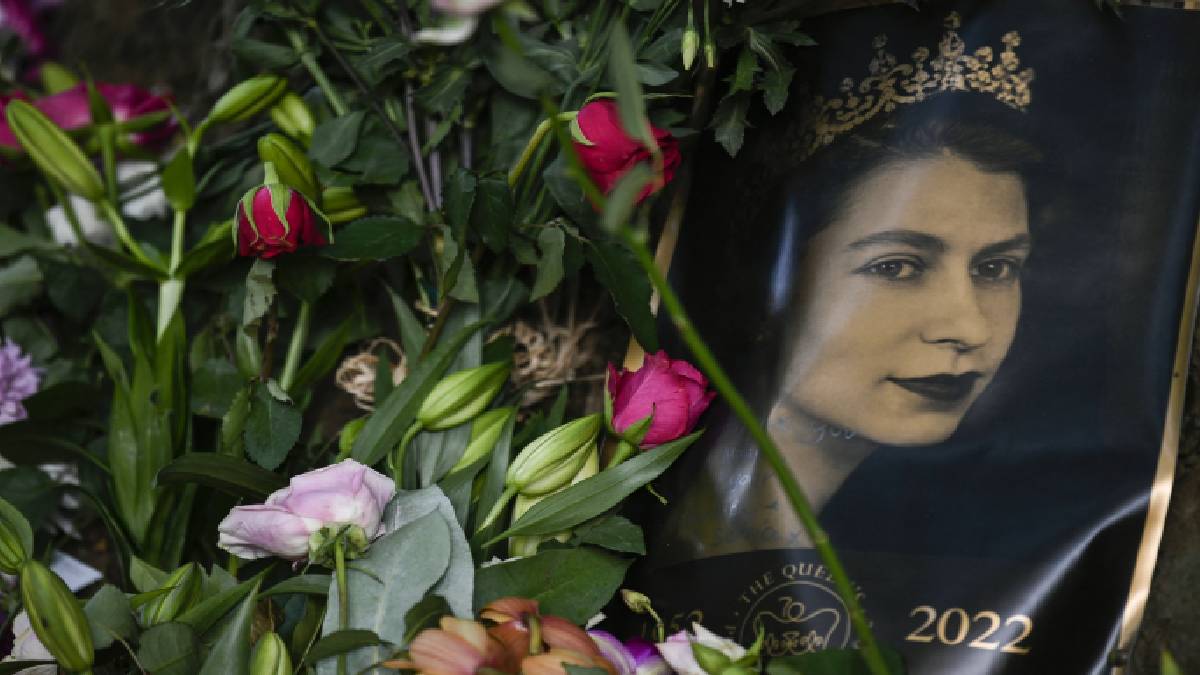 Británicos esperan reencontrarse con su difunta reina Isabel II este lunes en Edimburgo