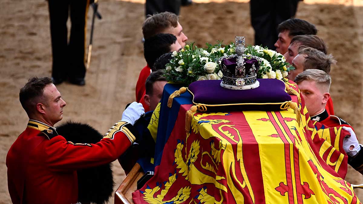 El féretro de Isabel II ya está en el Palacio de Westminster