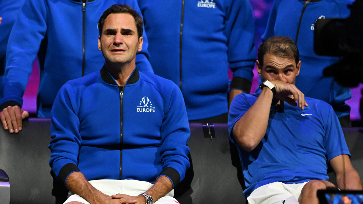 A moco tendido: Con lágrimas, Federer y Nadal viven emotiva despedida del suizo; ve imágenes