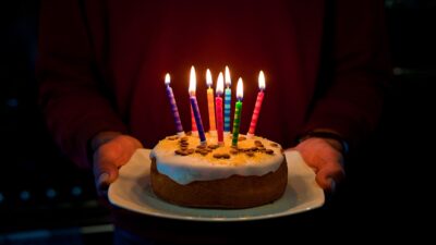 Señora celebra su cumpleaños sola en restaurante; video se hace viral