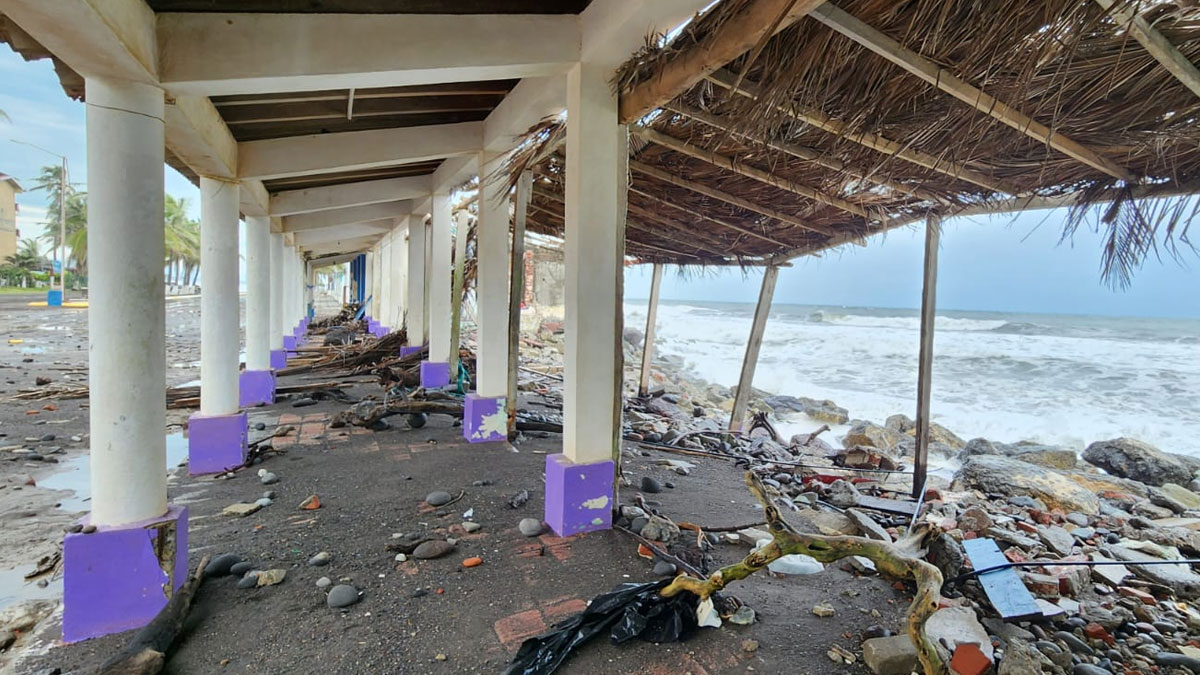 Huracán Kay provoca alto oleaje y destruye playas en Colima