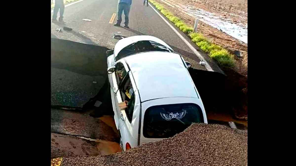 ¡Todo por huracán Kay! Socavón entierra un auto en Baja California Sur