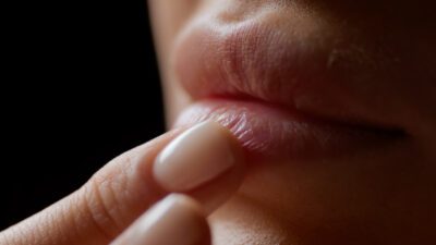 ¿Cómo mantener los labios hidratados?