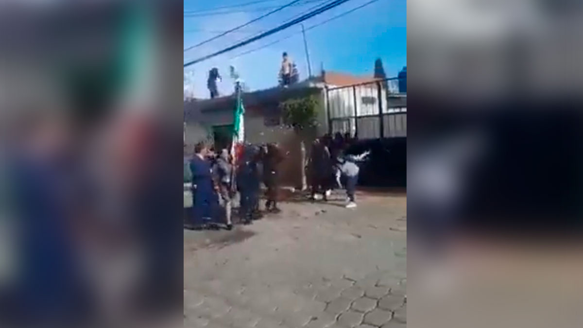 ¡A huevazos y globazos! Agreden a alcaldesa de Mazatecochco, Tlaxcala, durante desfile