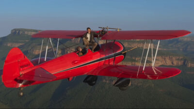 Tom Cruise realiza arriesgada acrobacia desde un avión