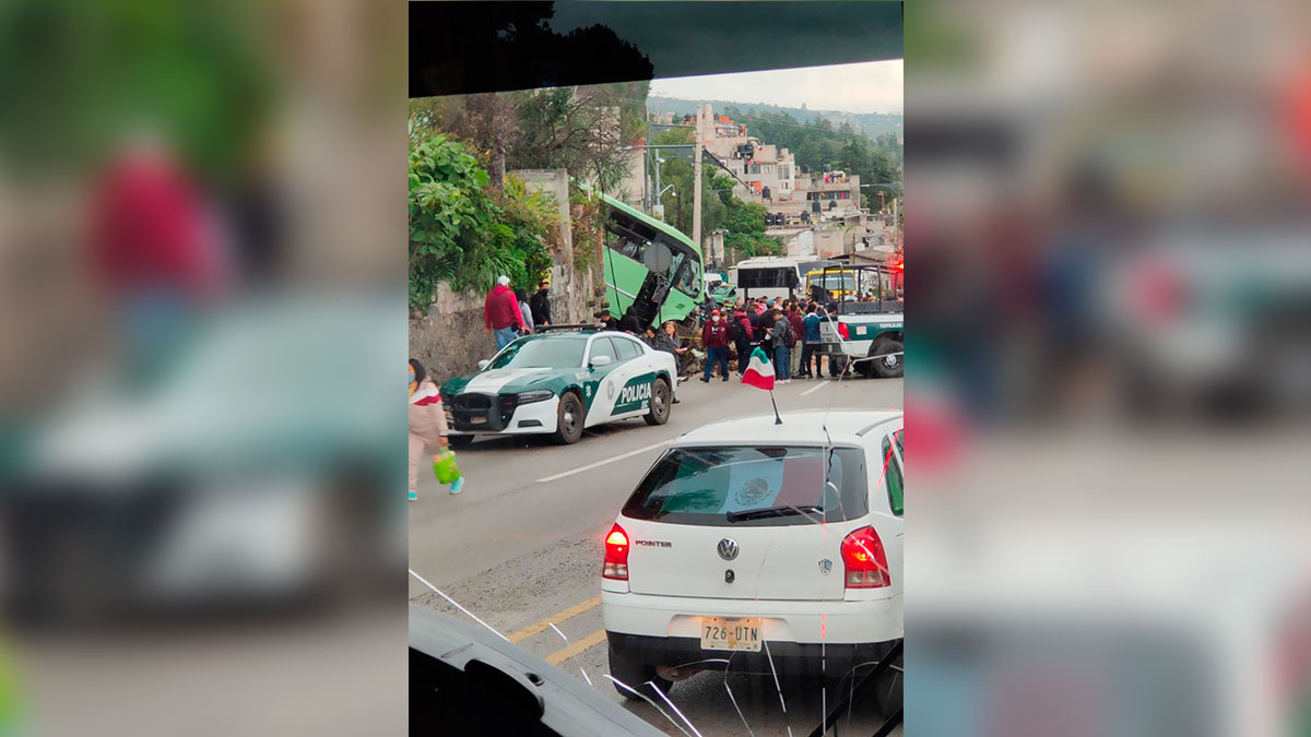 ¡Pierde el control! Camión arrasa con árboles y queda suspendido en picada en la México-Cuernavaca; al menos, 37 heridos