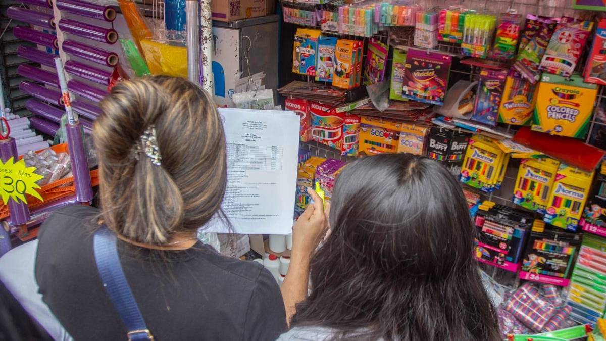 Madre obliga a hija a robar útiles escolares de una papelería en Ixtapaluca: video