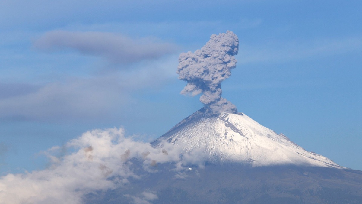 ¿Amaneció de malas? Popocatépetl registra 2 explosiones este viernes; ve IMÁGENES