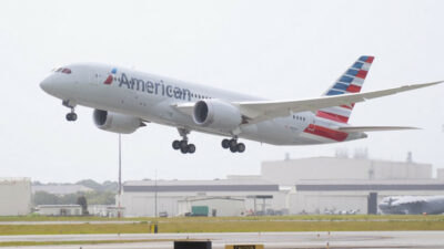 El pasajero fue detenido después de agredir a un sobrecargo de la empresa American Airlines en un vuelo a Los Ángeles.