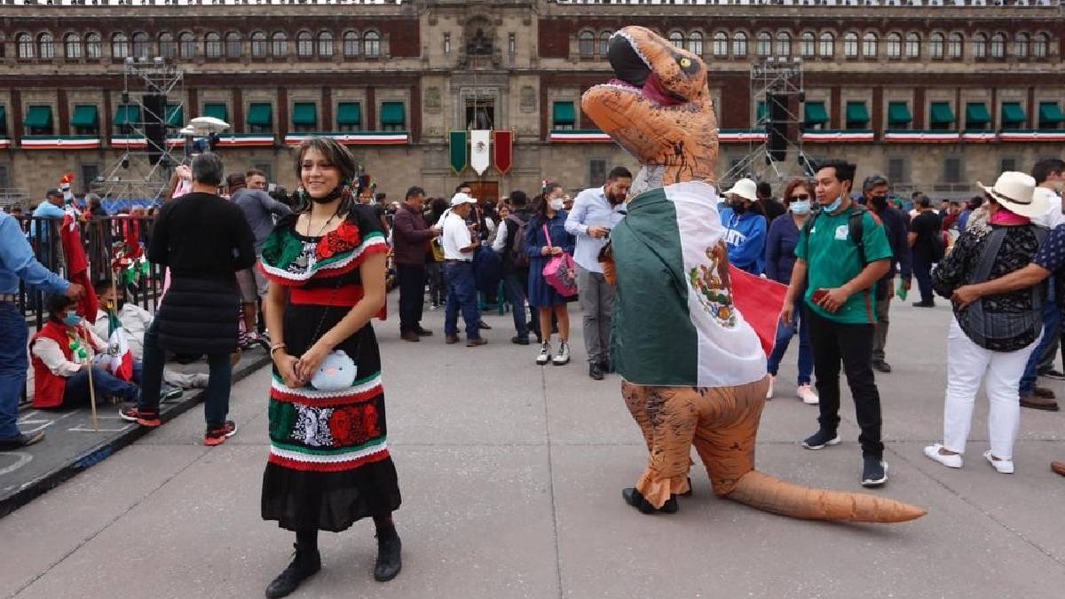 ¡Como Miguel Hidalgo y hasta de dinosaurio! Así fueron vestidos los mexicanos para el Grito en el Zócalo