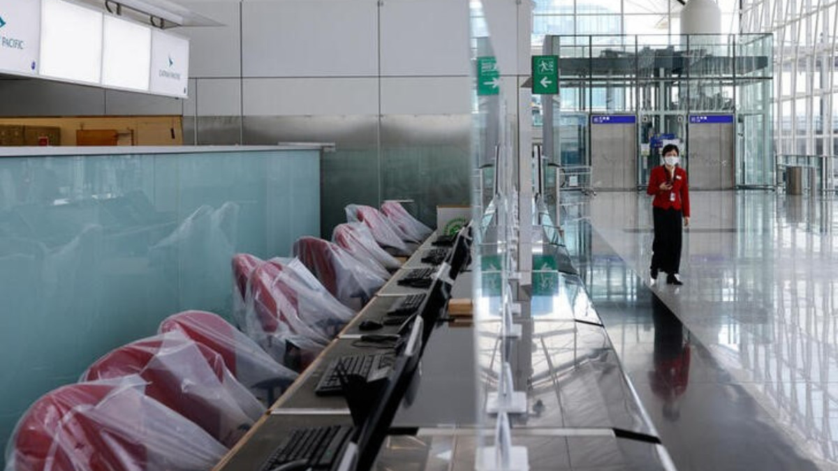 Personal armado habría evitado que los usuarios abandonaran el aeropuerto en China por un nuevo brote de COVID.