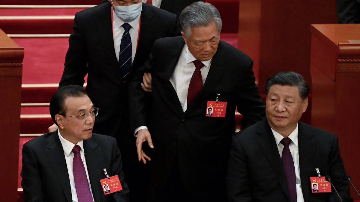 Former Chinese President Hu Jintao is taken out of congress on live broadcast