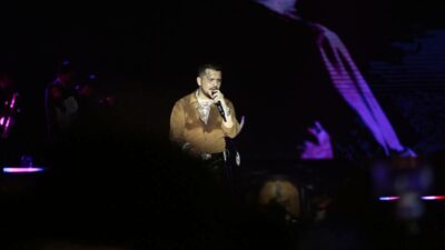 Christian Nodal canta a dueto con un pequeño fan en palenque