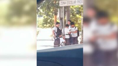 En Sinaloa, amarran a alumno a poste y le tiran sus libretas en Culiacán; ve video